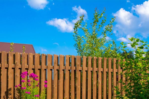 Quels sont les avantages d’une clôture jardin en bois ?